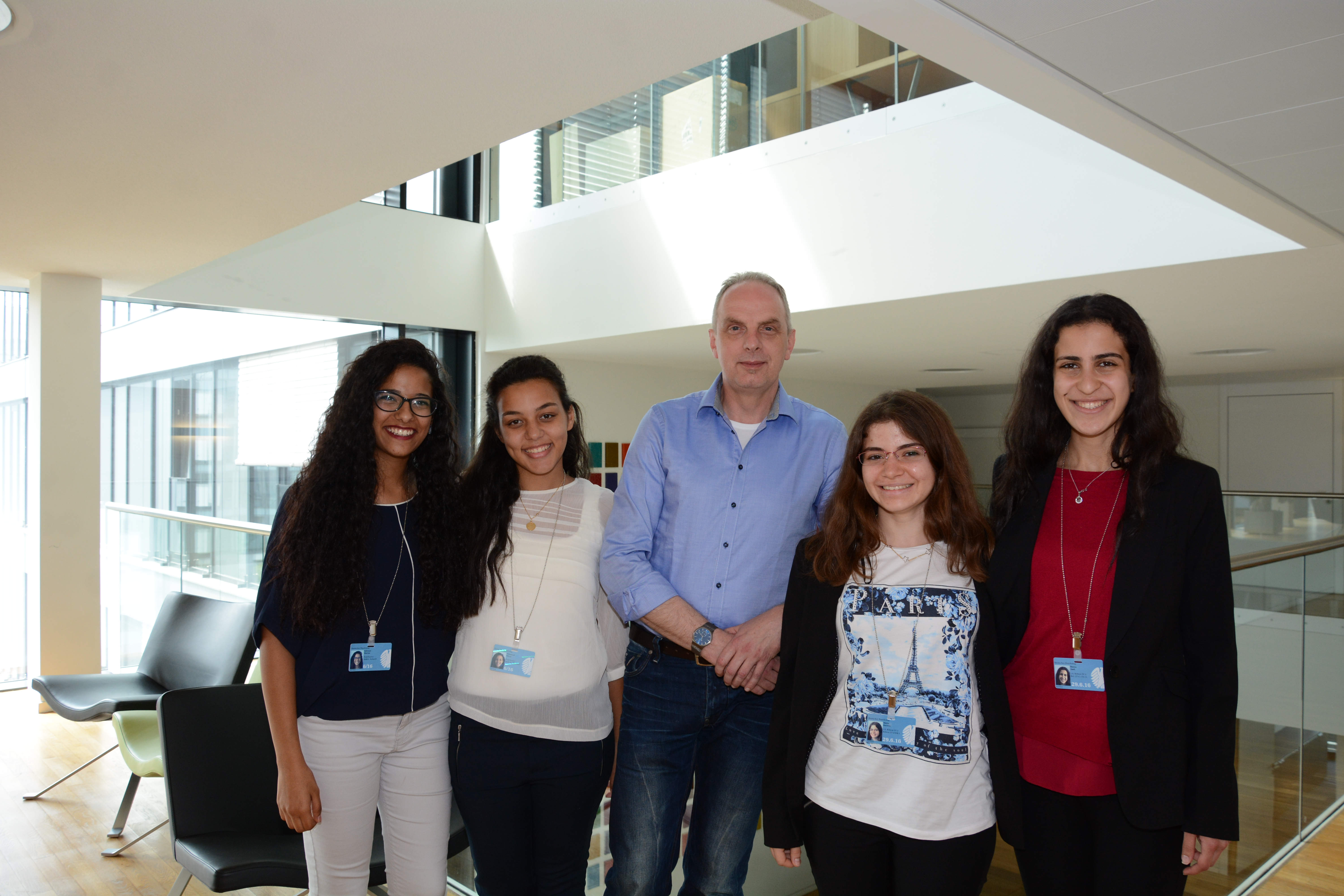Detlef Müller, MdB beim interview mit ägyptischen Schülerinnen im Bundestag