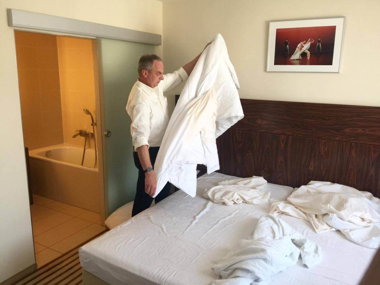 Detlef Müller beim Betten machen im Hotel an der Oper.