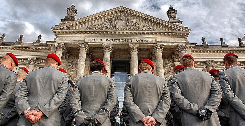 Bild von Soldaten der Bundeswehr vor dem Reichstag in Berlin